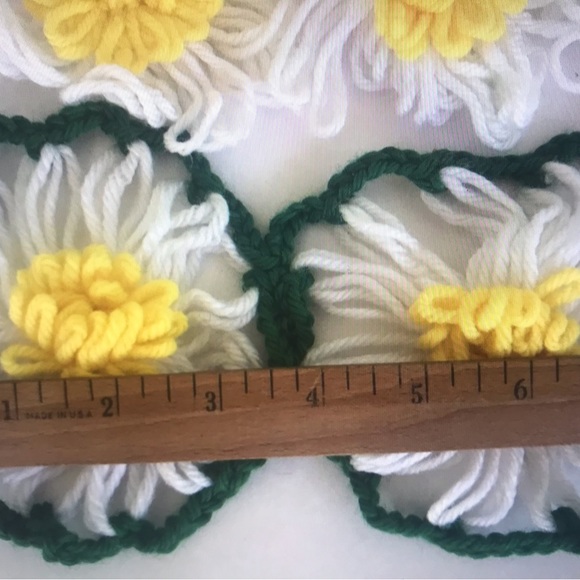 Lot of 75 Crazy Daisy Yarn Flowers Yellow White Crochet Loose for Afghan Crafts - Picture 4 of 5
